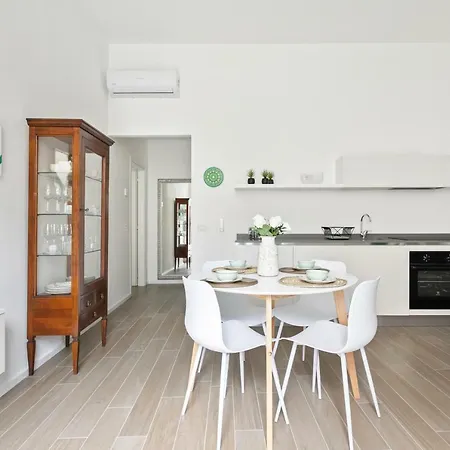 Apartment Palazzo Ungari - Bymyhomeincomo Como